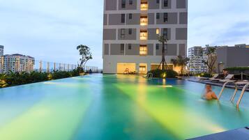 Hồ bơi ngoài trời