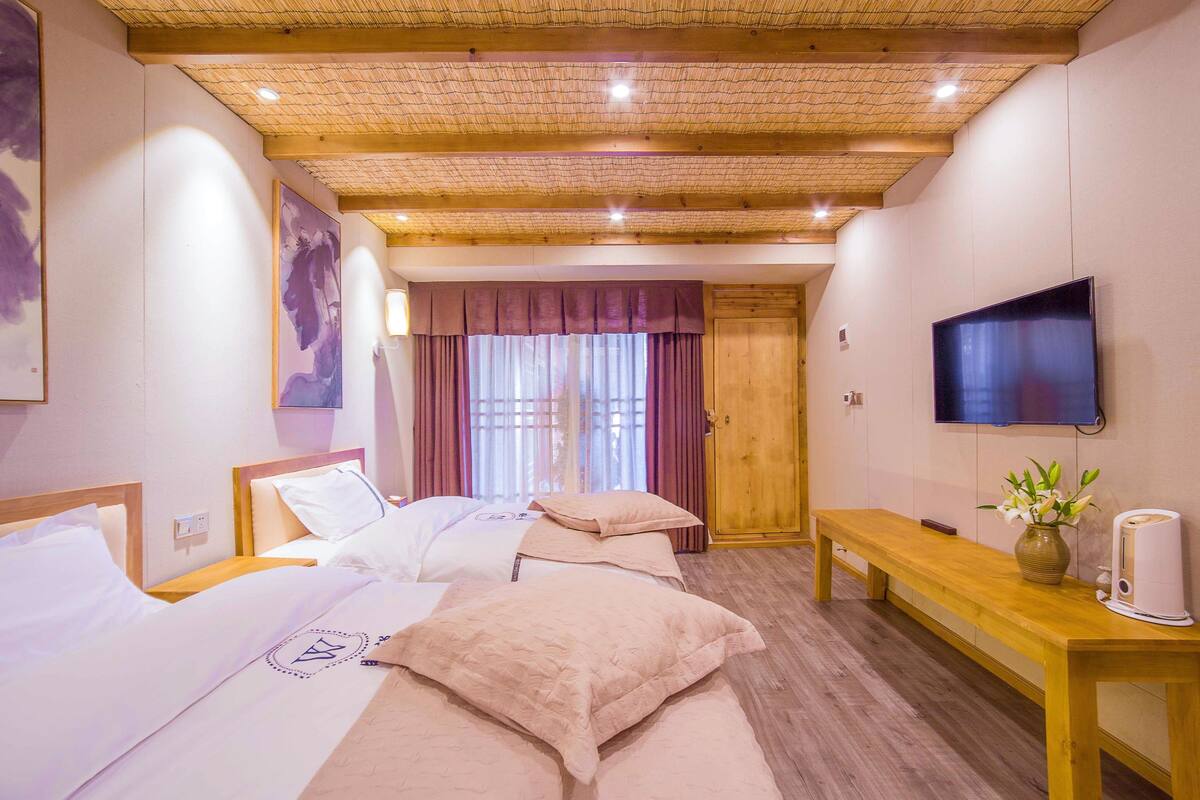 Premium bedding, pillow-top beds, minibar, in-room safe