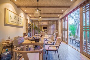 Lobby sitting area - Wo Chan Inn Old Town (Lijiang)