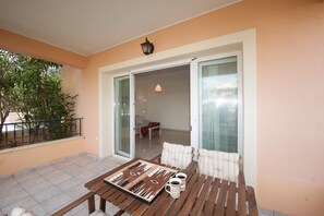 Classic-Apartment, 2 Schlafzimmer, Strandblick, Strandnähe | Terrasse/Patio