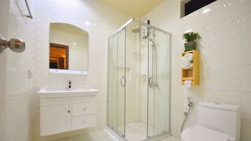 Doccia, set di cortesia gratuito, asciugacapelli, bidet