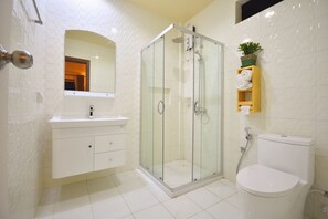 Shower, free toiletries, hair dryer, bidet - Ostrov Beach (Ukulhas)
