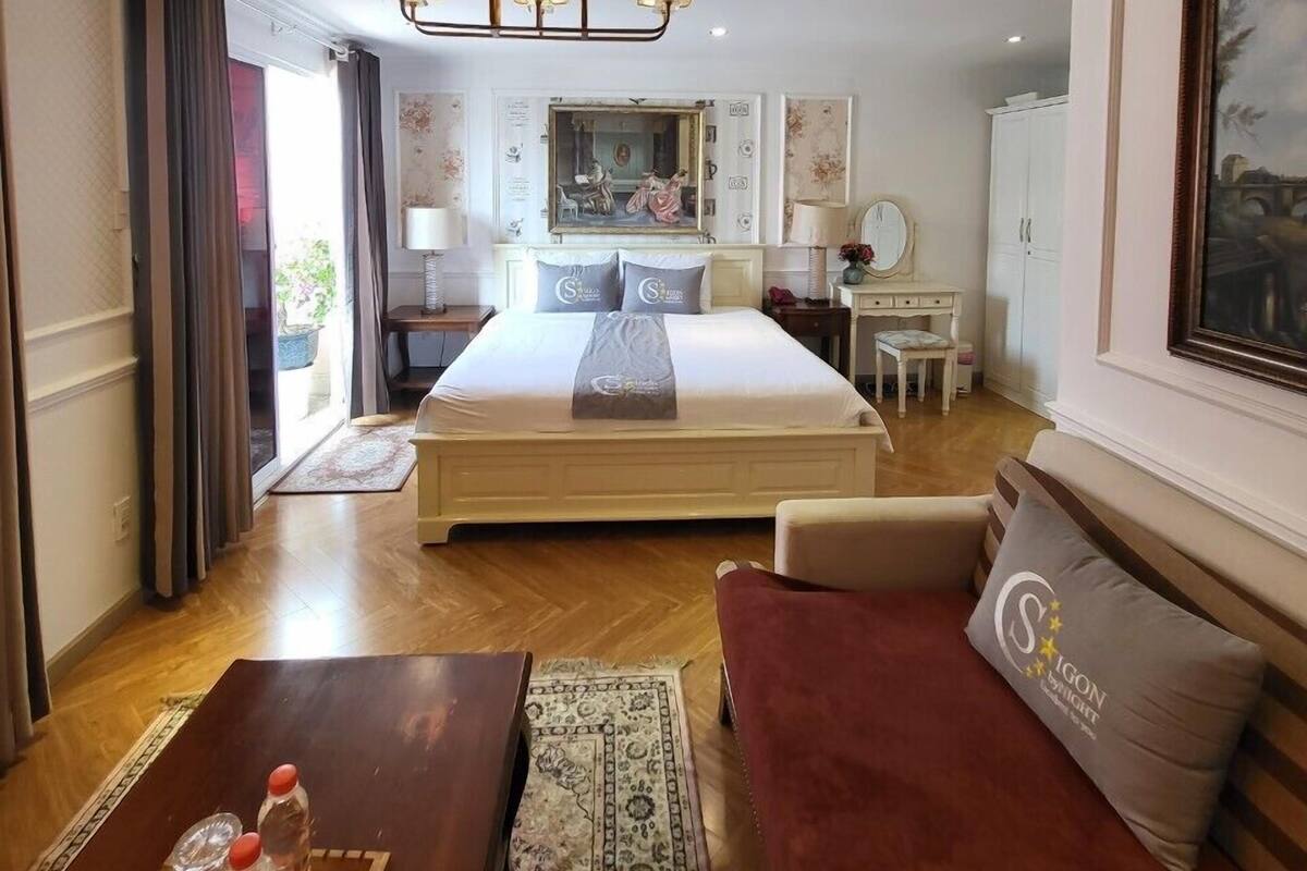 ห้องพรีเมียมสวีท | มินิบาร์, ตู้นิรภัยในห้องพัก, โต๊ะทำงาน, ผ้าม่านกันแสง