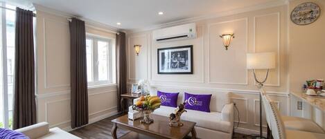 Lyxstudio | Minibar, värdeförvaringsskåp på rummet och skrivbord