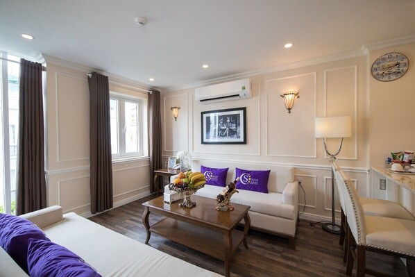 Studio Cao cấp | Minibar, két bảo mật tại phòng, bàn, màn/rèm cản sáng 