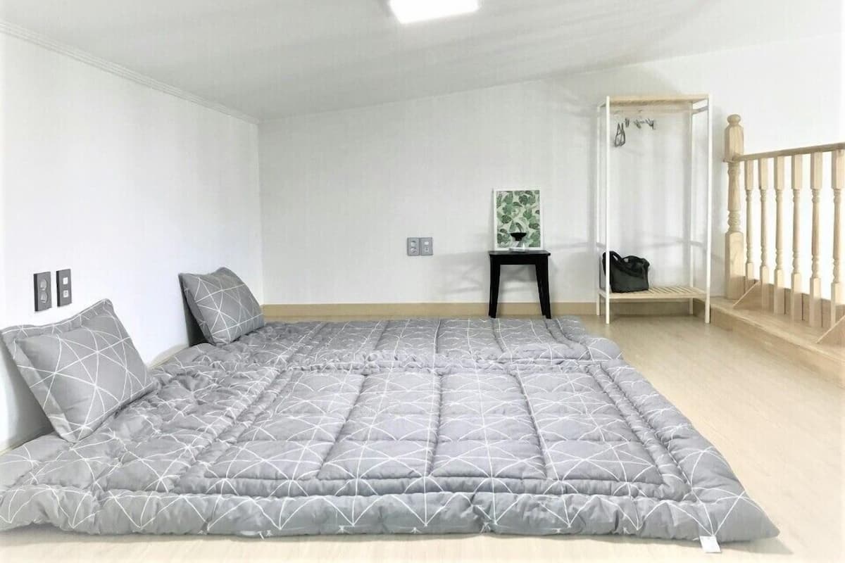 1 bedroom, premium bedding, memory foam beds, desk