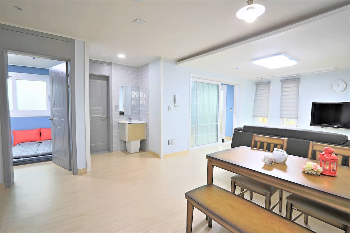 Noeul 1F | 1 bedroom, premium bedding, memory foam beds, desk