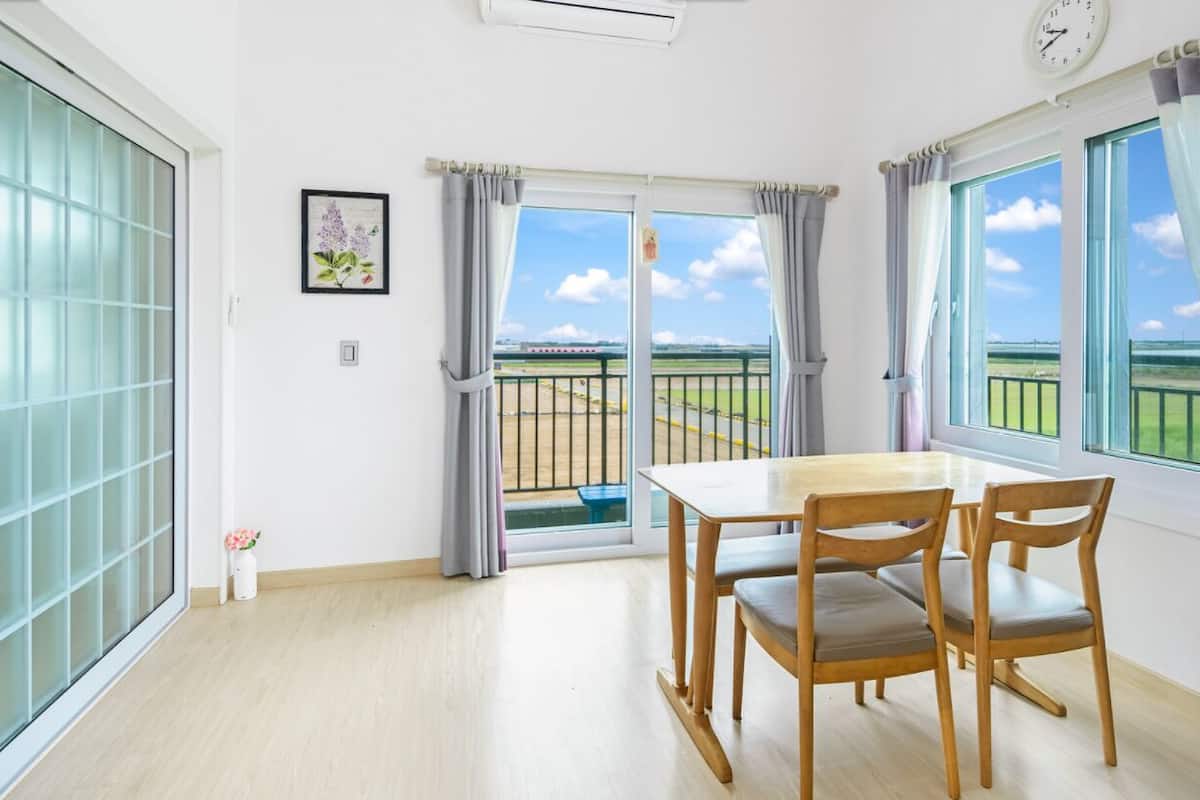 Suwol 201 (Duplex) | Living area | LED TV, heated floors