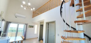 Dúplex Deluxe (Suwol 203) | Área de sala de estar | Televisión LED y piso con calefacción 