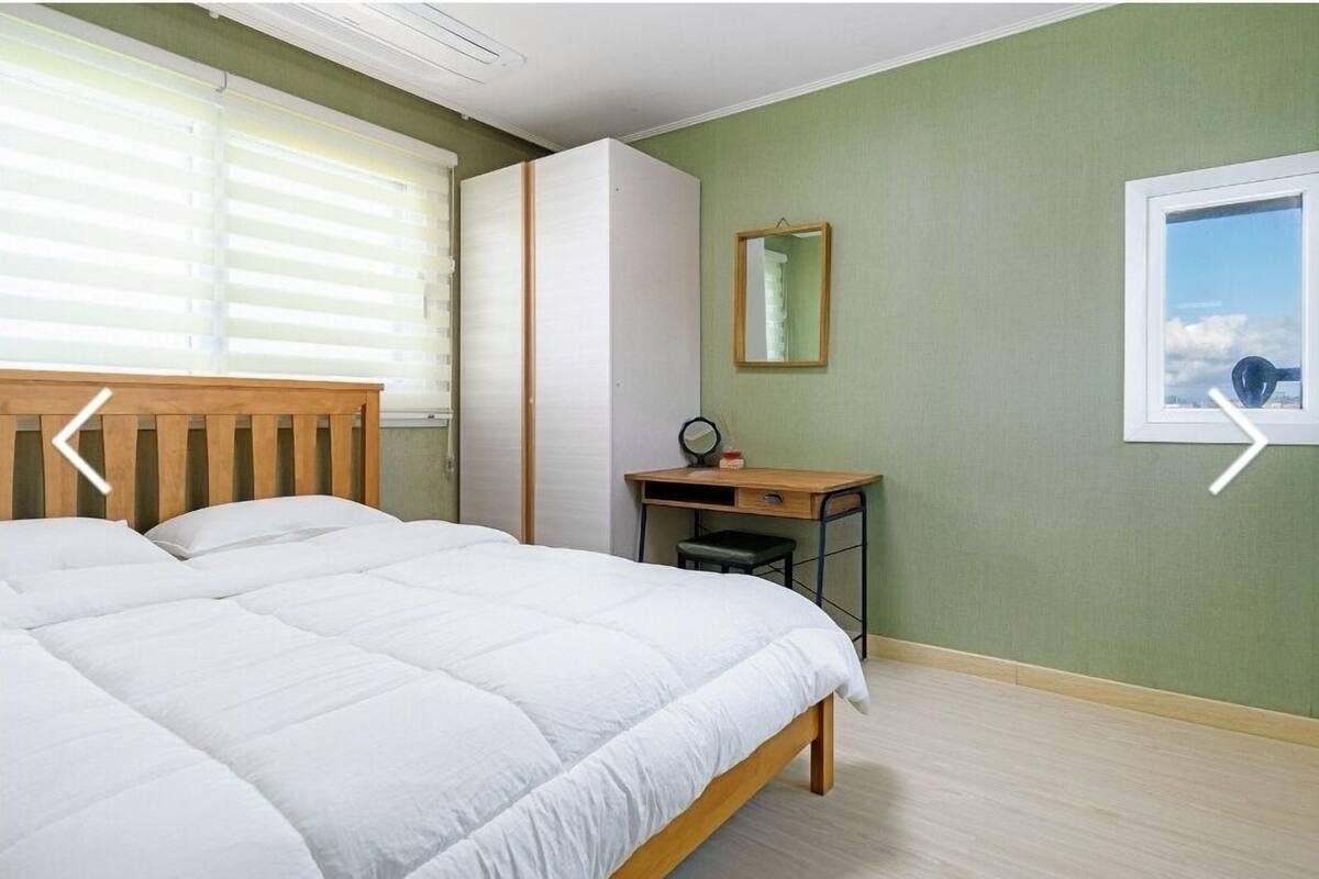 1 bedroom, premium bedding, memory foam beds, desk