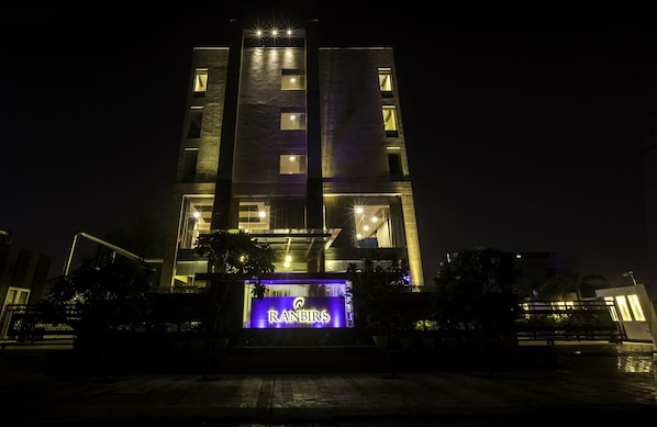 Fassade der Unterkunft – Abend/Nacht