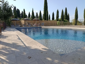 Una piscina al aire libre