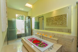 Vila luxo, 1 quarto, vista para a piscina | Banheiro | Banheira e chuveiro separados, produtos de toalete grátis