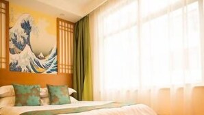 Habitación de hotel con una cama, un cuadro grande y vistas al exterior.