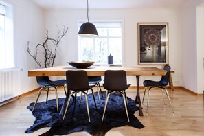 Three-bedroom townhouse | Premium bedding, desk, iron/ironing board, free WiFi