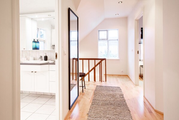 Three-bedroom townhouse | Premium bedding, desk, iron/ironing board, free WiFi - Akureyri Central House (Akureyri)