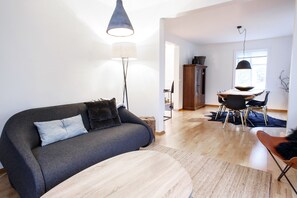 Three-bedroom townhouse | Premium bedding, desk, iron/ironing board, free WiFi