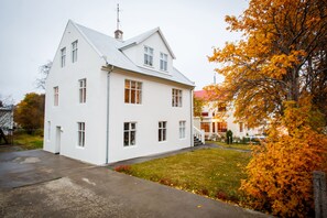Three-bedroom townhouse | Premium bedding, desk, iron/ironing board, free WiFi