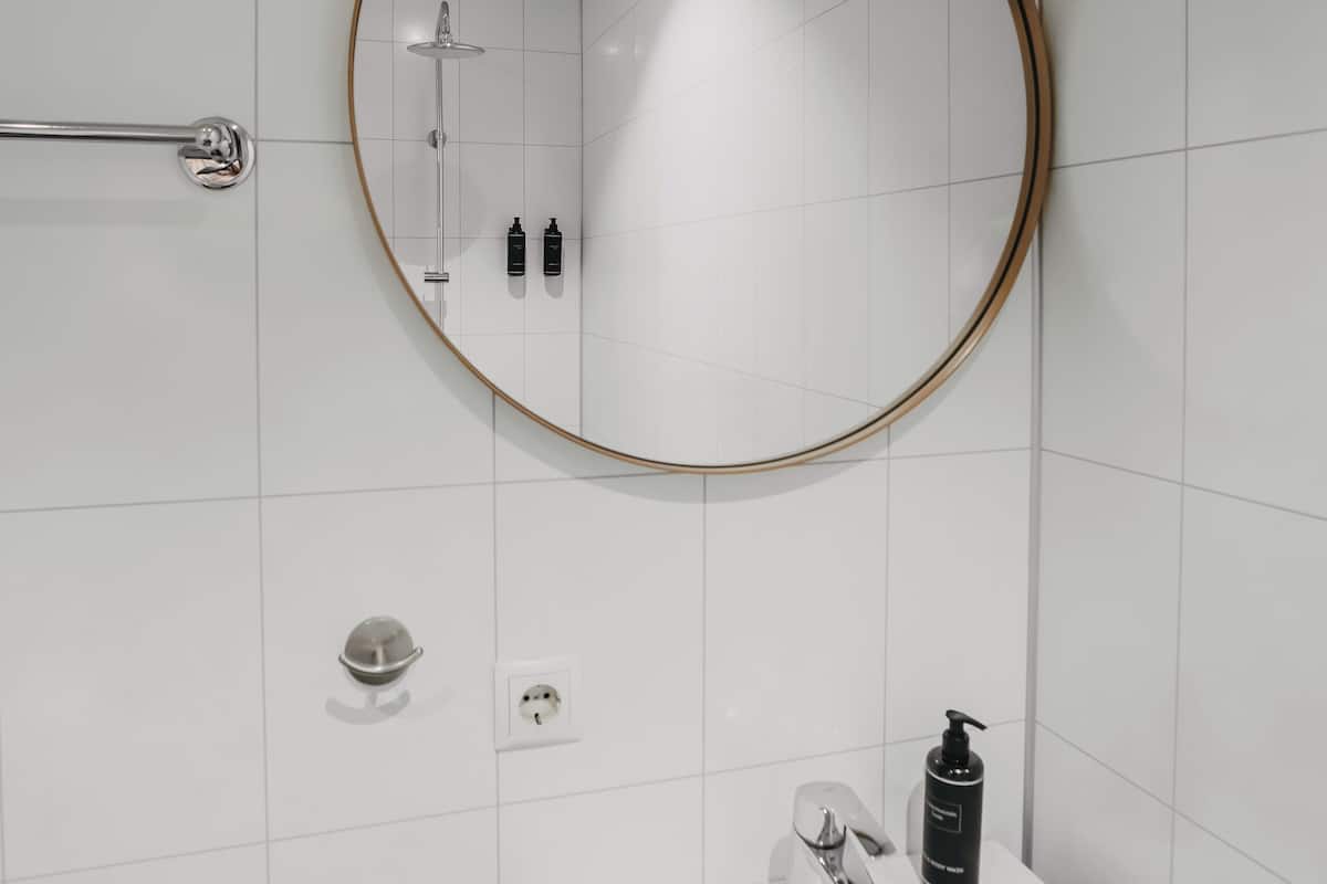 Ducha, artículos de tocador gratuitos, toallas