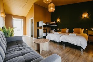 Fjölskylduherbergi | Ókeypis þráðlaus nettenging, rúmföt