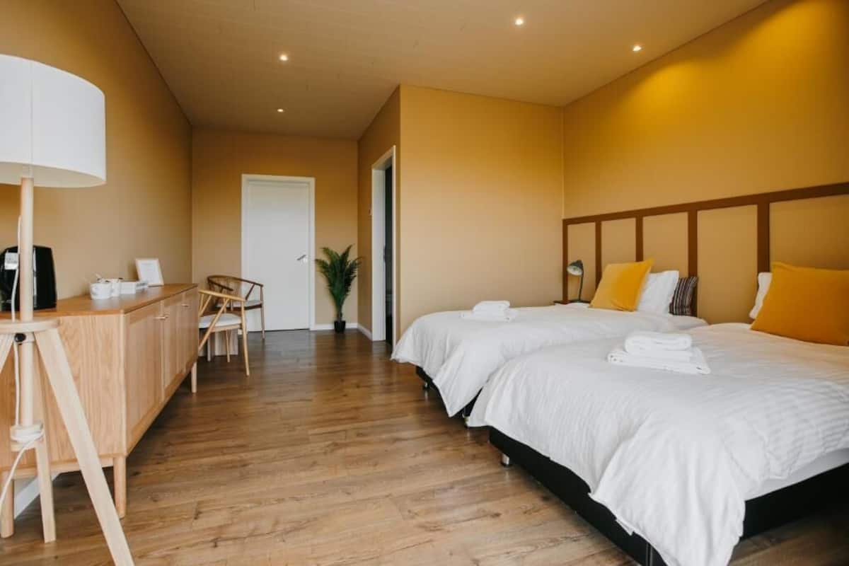 Eenvoudige kamer, 1 twee- of 2 eenpersoonsbedden, 2 eenpersoonsbedden, uitzicht op bergen | Gratis wifi, beddengoed