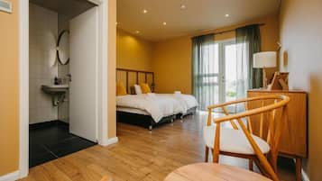 Habitación básica con 1 cama matrimonial o 2 individuales, 2 camas individuales, vista a la montaña | Wifi gratis y ropa de cama