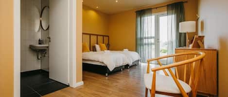 Eenvoudige kamer, 1 twee- of 2 eenpersoonsbedden, 2 eenpersoonsbedden, uitzicht op bergen | Gratis wifi, beddengoed