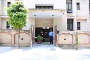 Property entrance - Sundeep Inn (New Delhi)