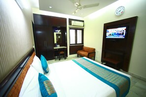 Super Deluxe Room | Iron/ironing board, rollaway beds, free WiFi, bed sheets - Sundeep Inn (New Delhi)