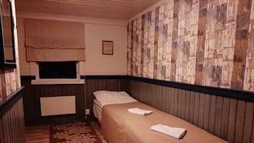 Twin Room, Ensuite, Annex Building | Desk, free WiFi, bed sheets