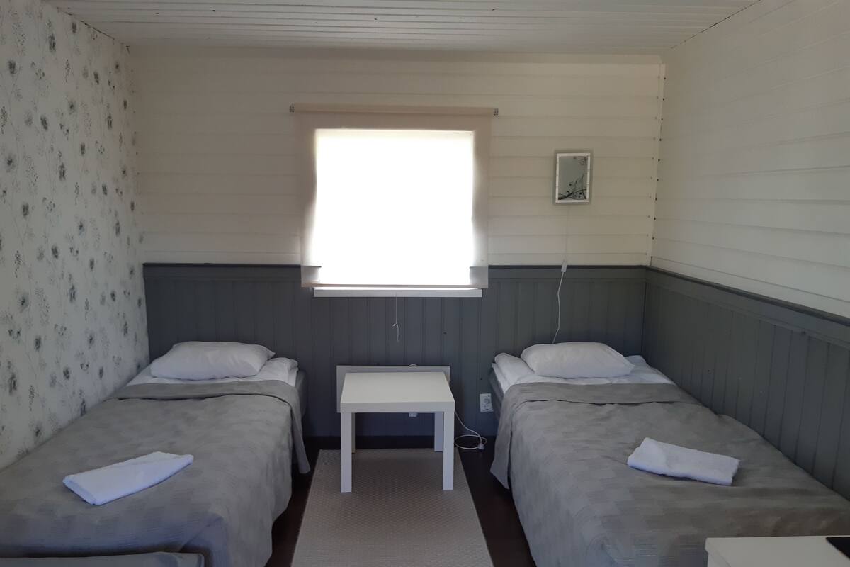 Standaard kamer, gedeelde badkamer, bijgebouw | Een bureau, gratis wifi, beddengoed