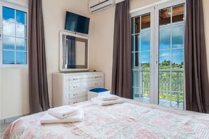 5 bedrooms, in-room safe, desk, iron/ironing board - Zante 5 bedroom Villa with private pool and basketball court (Zakynthos)