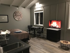 Basic Studio, 1 Queen Bed (1) | Private kitchenette | Stovetop, coffee/tea maker - Elding Apartments (Sveitarfélagid Ölfus)