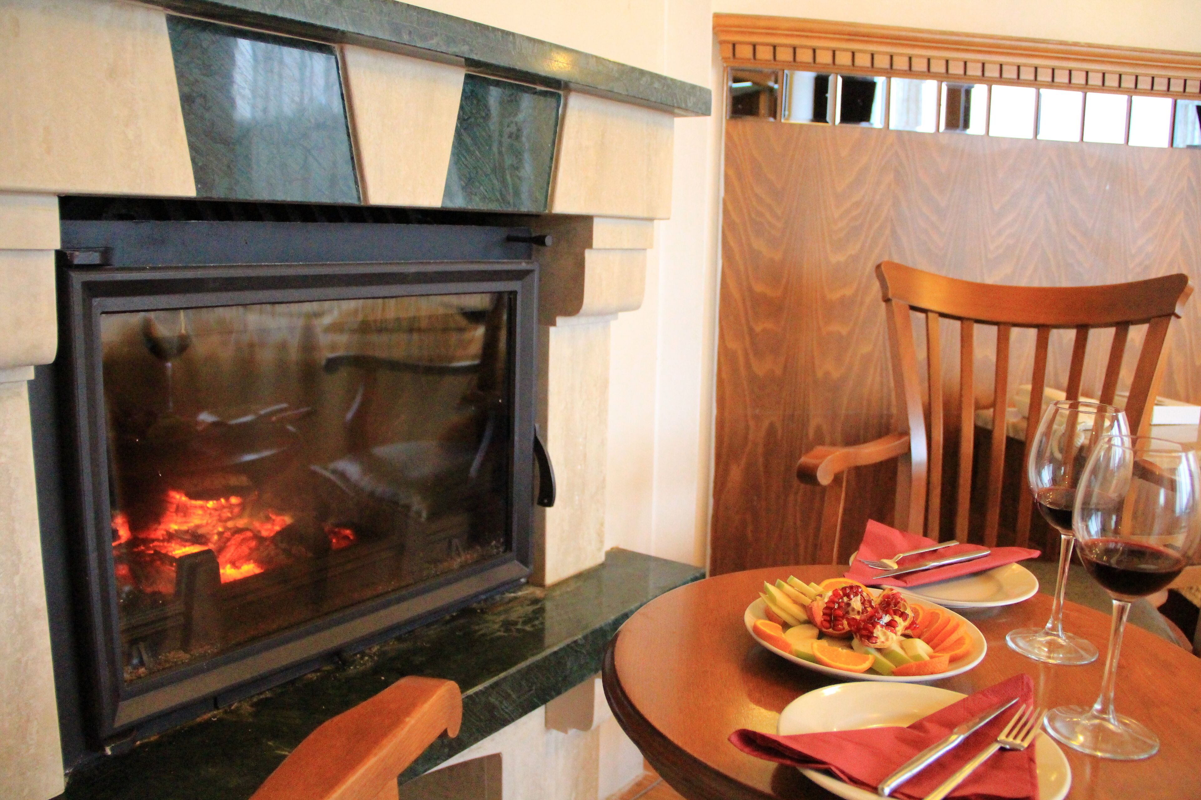 deluxe room, fireplace, sea view | in-room dining