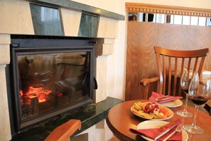 Habitación Deluxe, chimenea, vistas al mar | Servicio de comidas en la habitación
