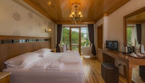 Habitación Deluxe, vistas parciales al mar | Sábanas de algodón egipcio y ropa de cama de alta calidad