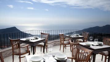 Phục vụ bữa sáng, bữa trưa, bữa tối, món Thổ Nhĩ Kỳ