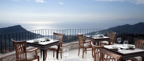 Petit déjeuner et déjeuner servis sur place, spécialités Cuisine turque