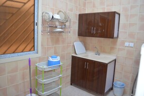 Shower, free toiletries, towels