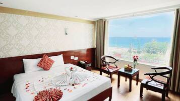 Deluxe tweepersoonskamer, uitzicht op zee | Luxe beddengoed, een minibar, een kluis op de kamer, een bureau