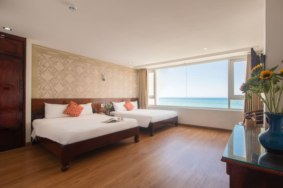 Neljän hengen deluxe-huone | Ylelliset vuodevaatteet, minibaari, tallelokero huoneessa, työpöytä