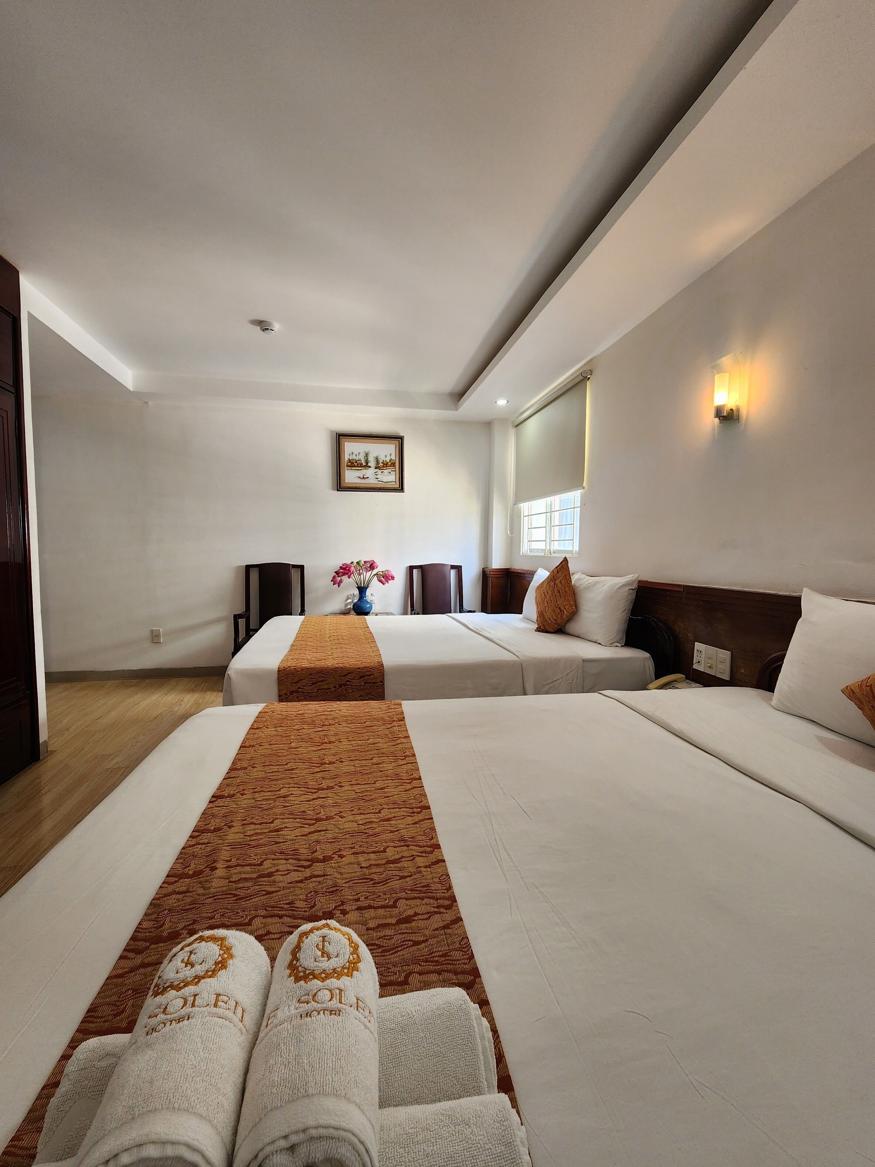 Neljän hengen superior-huone | Ylelliset vuodevaatteet, minibaari, tallelokero huoneessa, työpöytä