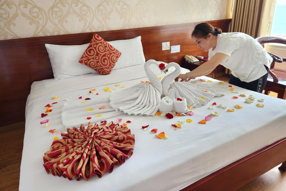 Kahden hengen deluxe-huone, merinäköala | Ylelliset vuodevaatteet, minibaari, tallelokero huoneessa, työpöytä