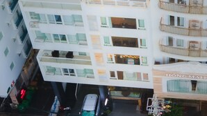 A multi-story hotel with balconies, air conditioning units, and a sign reading "IF SOLEI HOTEL". - Le Soleil Hotel Nha Trang (Nha Trang)
