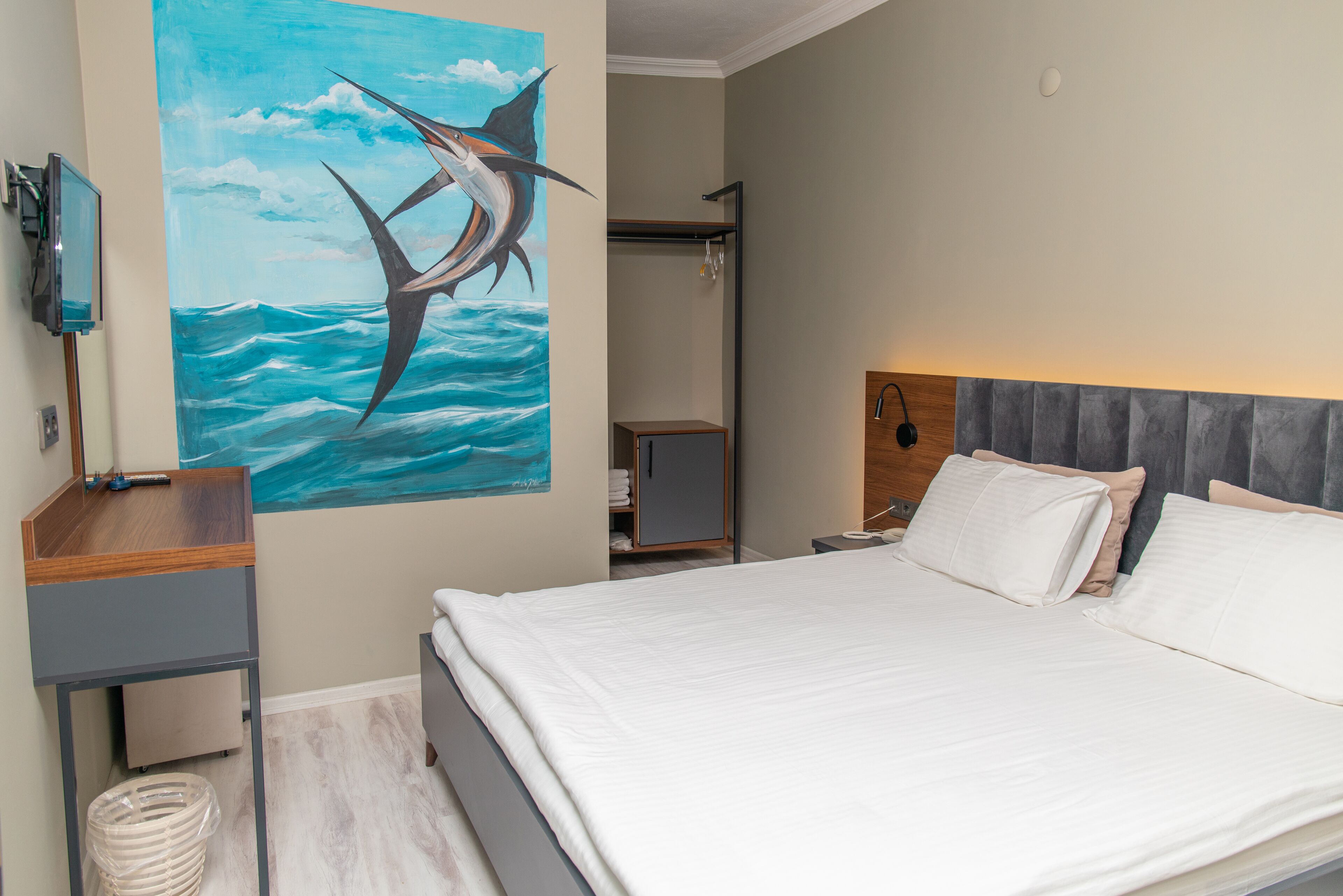 高级双人房 | 高档床上用品、记忆海绵床垫、迷你吧、办公桌