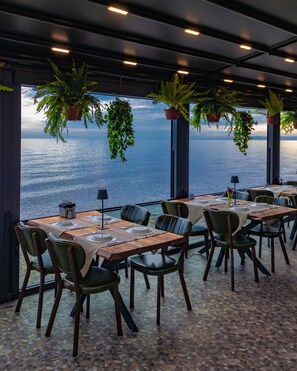 Breakfast, lunch, dinner served; Turkish cuisine, beach views  - Assos Kayalar Blue Beach Hotel (Ayvacik)
