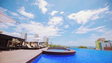 Een buitenzwembad, open van 06.00 uur tot 22.00 uur, en ligstoelen