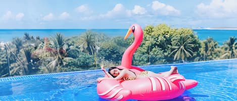 Piscine extérieure, chaises longues