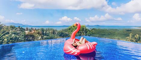 Piscine extérieure, accÚs possible de 6 h à 22 h, chaises longues