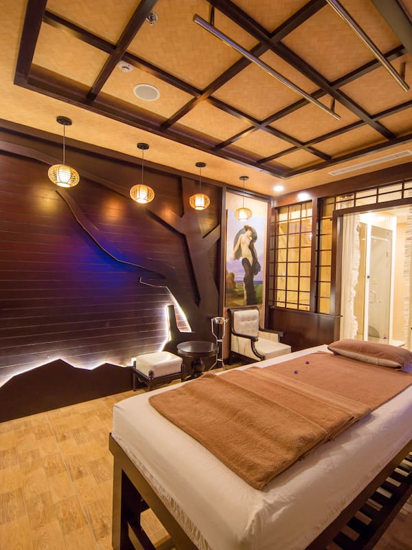 Un sauna, una bañera de hidromasaje, baño turco
